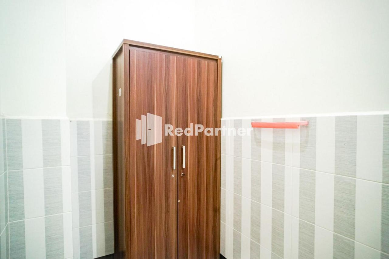 Hoki Homestay Redpartner Surabaya Esterno foto