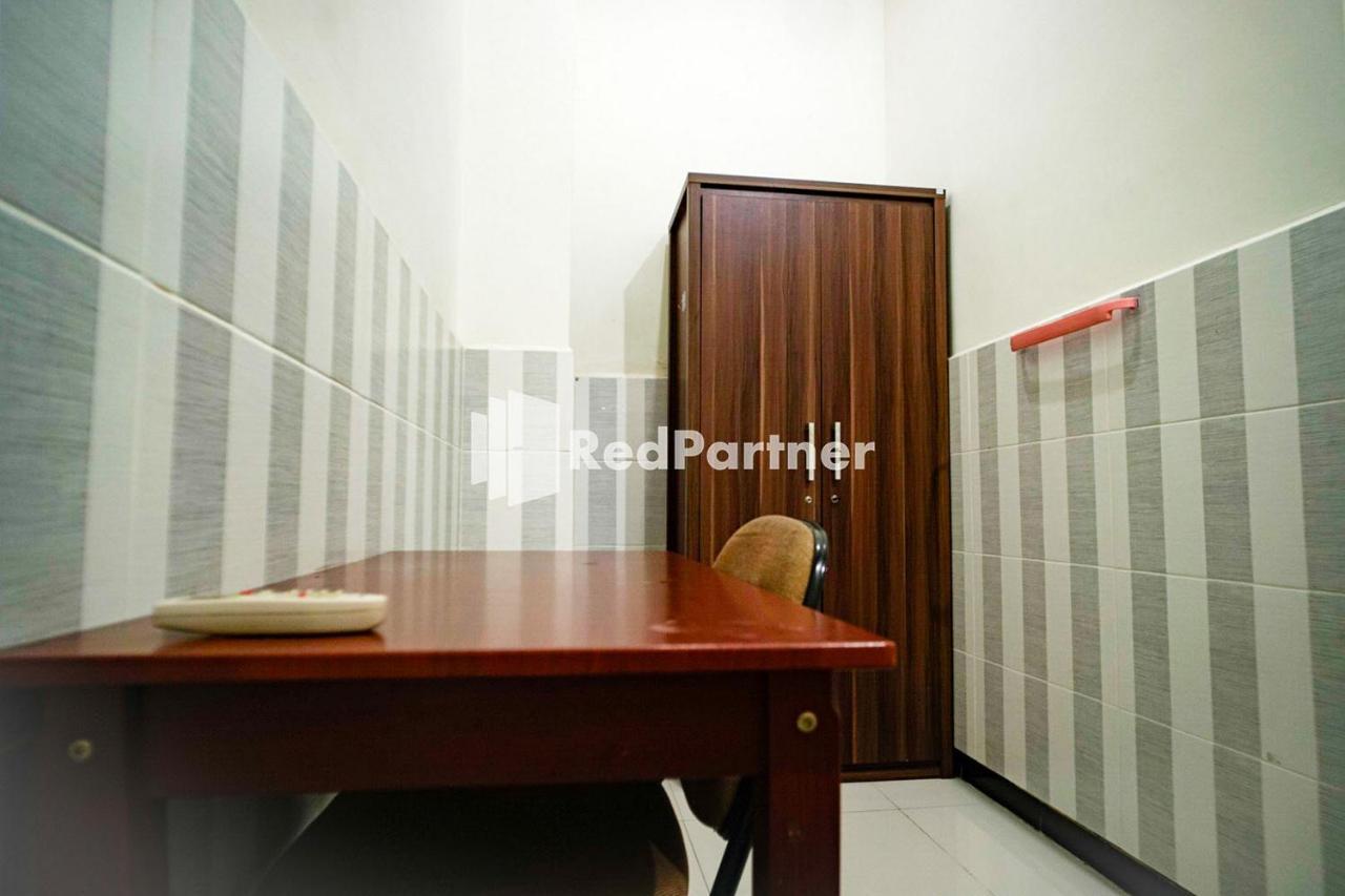 Hoki Homestay Redpartner Surabaya Esterno foto