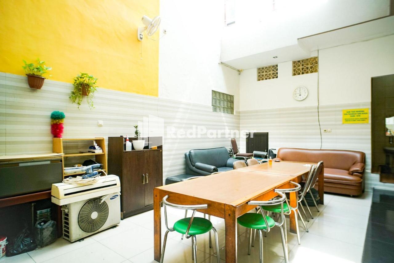 Hoki Homestay Redpartner Surabaya Esterno foto