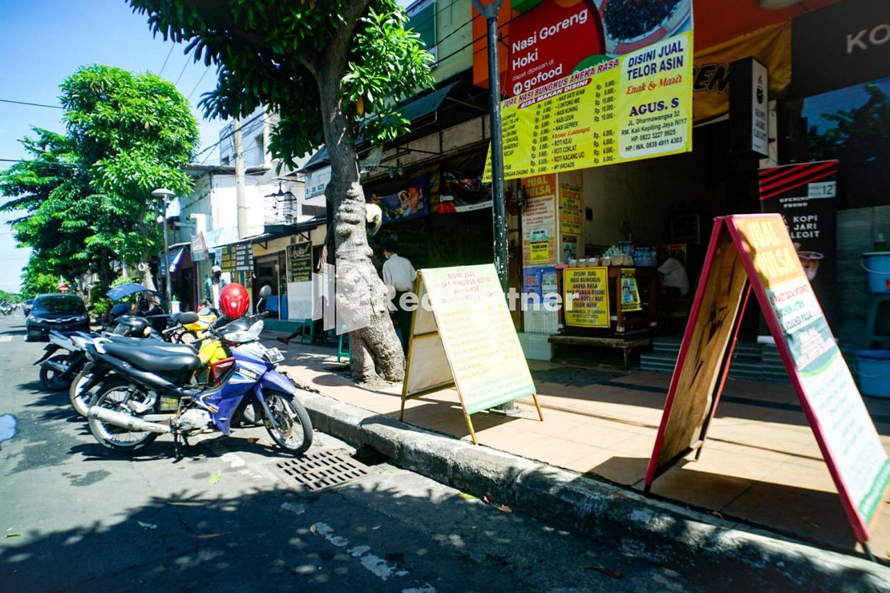 Hoki Homestay Redpartner Surabaya Esterno foto