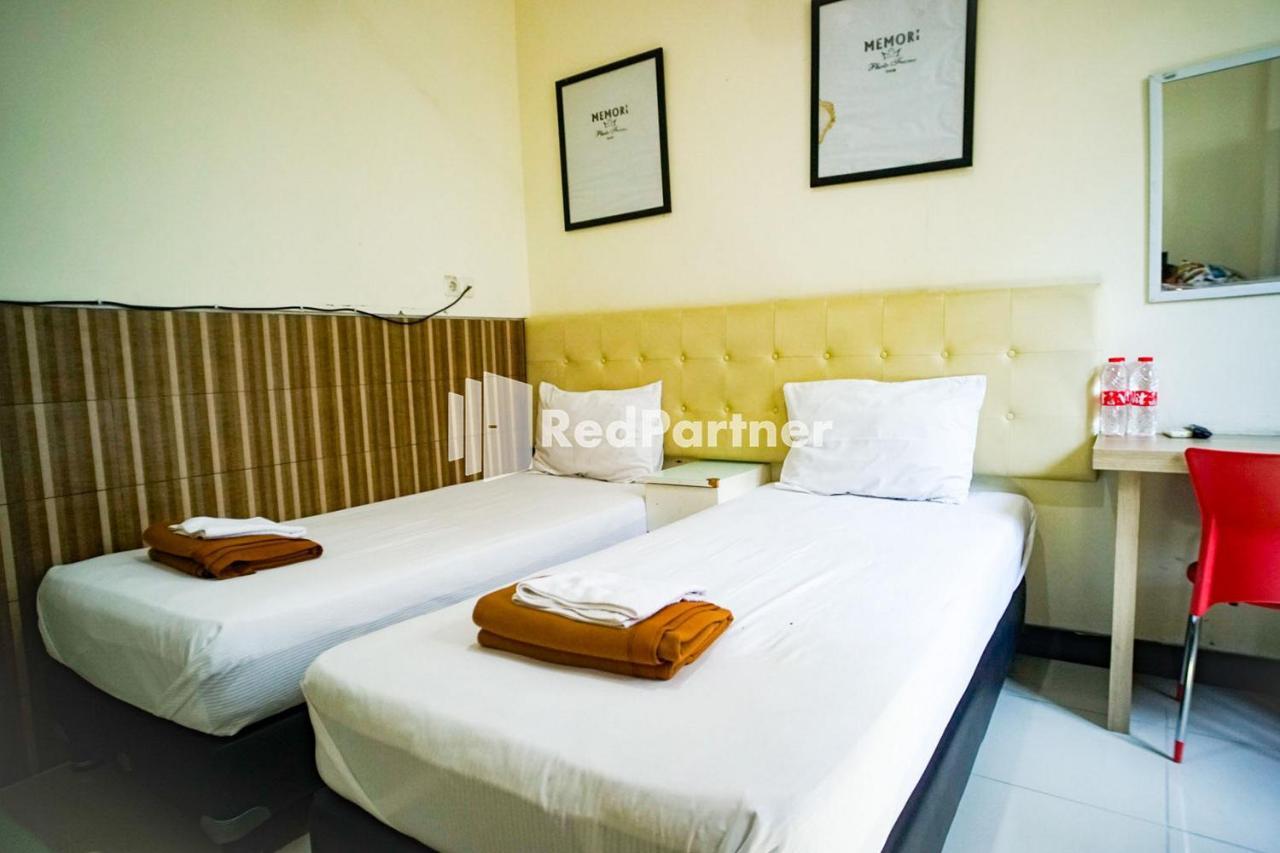 Hoki Homestay Redpartner Surabaya Esterno foto